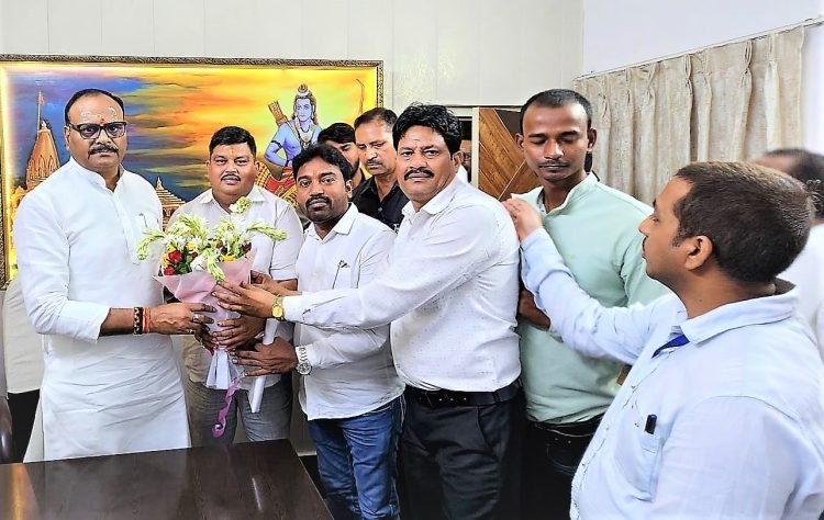 संविदा कर्मियों के विभिन्न मुद्दों कों सरकार के संज्ञान में है-बृजेश पाठक