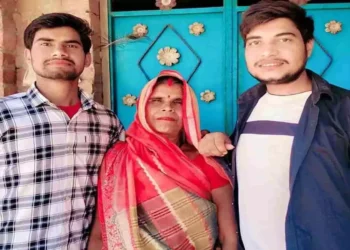 600 KM दूर चौकीदार पिता के बेटों ने UP पुलिस परीक्षा में मारी बाजी!