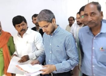 गंगा दशहरा पर्व की तैयारियो को लेकर समिति ने डीएम को सौंपा ज्ञापन