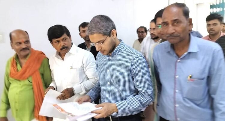 गंगा दशहरा पर्व की तैयारियो को लेकर समिति ने डीएम को सौंपा ज्ञापन