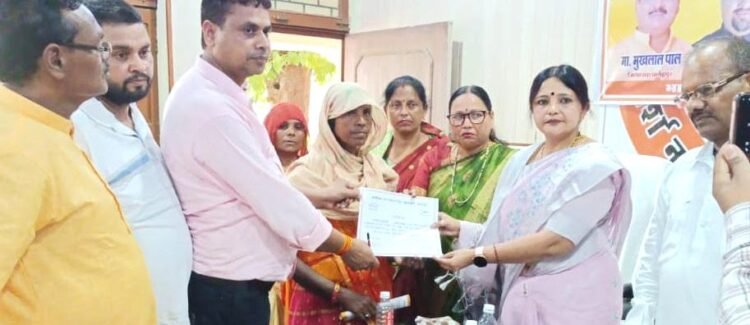 अहिल्याबाई के जन्म दिवस पर प्रशस्ति पत्र देकर किया सम्मानित