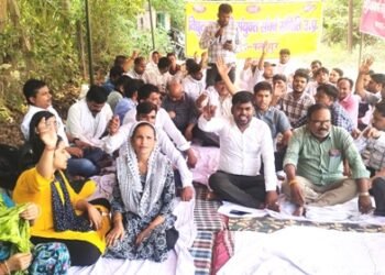 विद्युत कर्मचारी संयुक्त संघर्ष समिति का धरना जारी