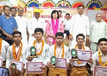 महर्षि विद्या मंदिर में पुरस्कार पाकर खिले बच्चों के चेहरे