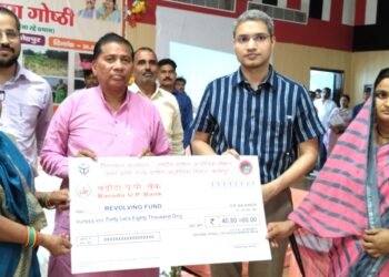 विधायक व डीएम ने स्वयं सहायता समूह की महिलाओं को बांटे चेक