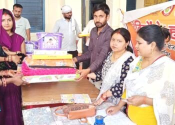 कार्यक्रम मेें नवजात बेटियोें को बांटी बेबी किट