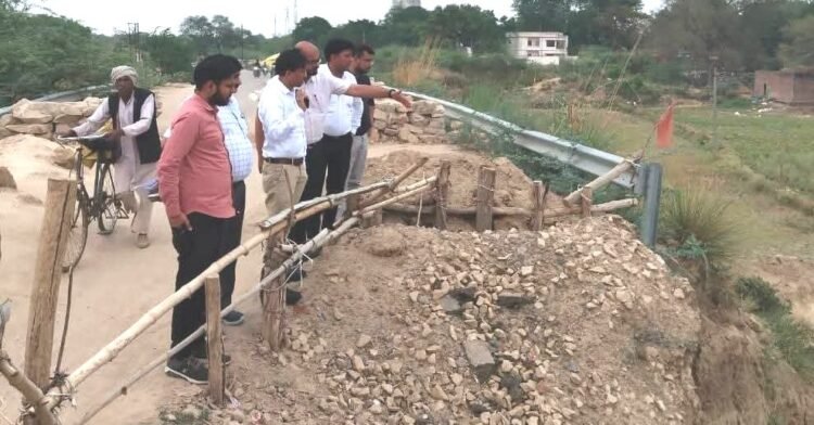 तुर्की पुल का निरीक्षण करने पहुंचे अधीक्षण अभियंता