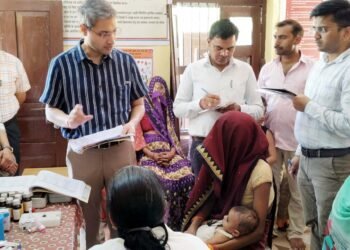 डीएम ने उप स्वास्थ्य केन्द्र शाह में स्वास्थ्य सुविधाओं का किया निरीक्षण