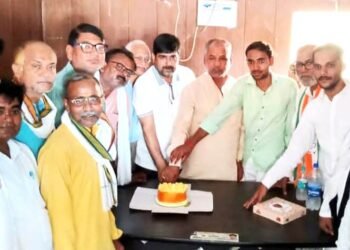 कांग्रेसियों ने केक काटकर मनाया राहुल गांधी का जन्म दिन