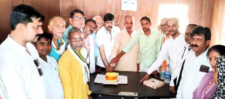 कांग्रेसियों ने केक काटकर मनाया राहुल गांधी का जन्म दिन