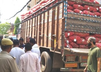 मंडी सचिव ने प्याज भरे ट्रक को पकड़ 59400 का किया चालान