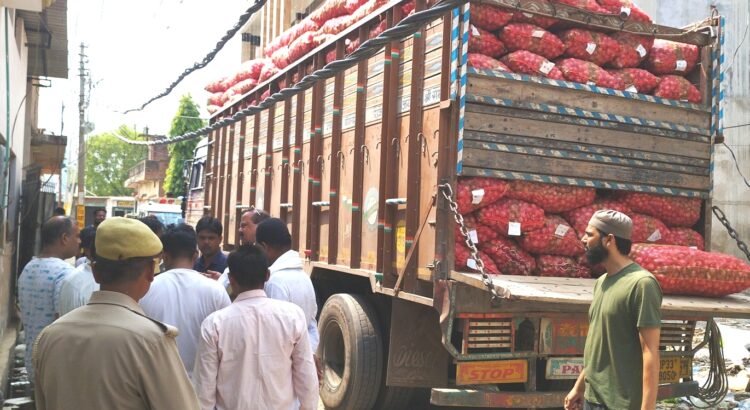 मंडी सचिव ने प्याज भरे ट्रक को पकड़ 59400 का किया चालान