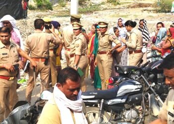 महिलाओं के विरोध के बावजूद सरकारी तालाब पर खुला देशी शराब का ठेका