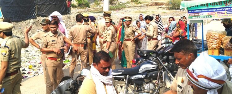 महिलाओं के विरोध के बावजूद सरकारी तालाब पर खुला देशी शराब का ठेका