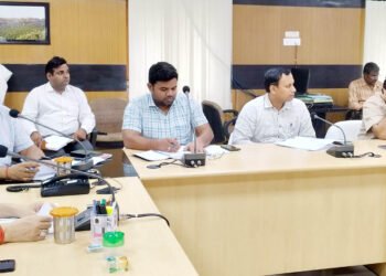 जिले में माडीफाइड साइलेंसरों के खिलाफ अभियान चलाएं अधिकारी: डीएम