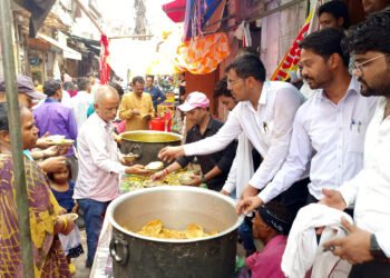 अधिवक्ता चेंबर के उद्घाटन पर चौक बाजार में हुआ भंडारा