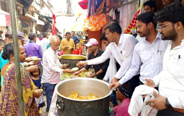 अधिवक्ता चेंबर के उद्घाटन पर चौक बाजार में हुआ भंडारा