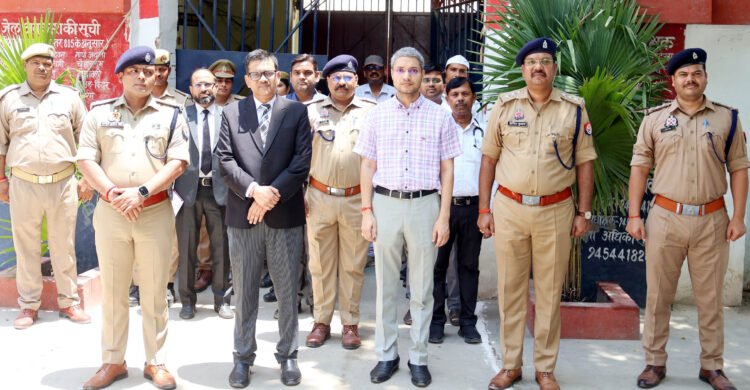 जिला जज समेत डीएम-एसपी ने कारागार का किया निरीक्षण