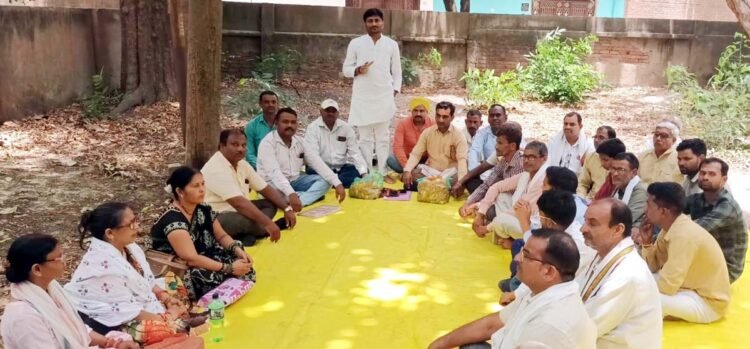 शिक्षामित्र संगठन ने बैठक कर प्रदेश कोषाध्यक्ष को दी श्रद्धांजलि