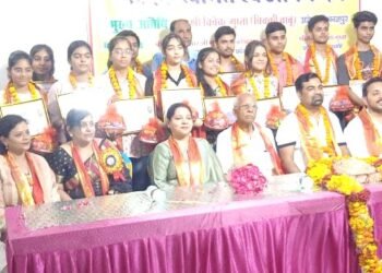 भारतीय दोसर वैश्य महासमिति ने 30 मेधावियों को किया सम्मानित