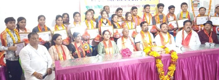 भारतीय दोसर वैश्य महासमिति ने 30 मेधावियों को किया सम्मानित