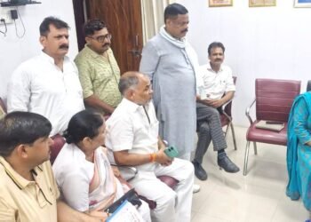 खागा विधानसभा की समस्याओं को लेकर डीएम से मिले कांग्रेसी