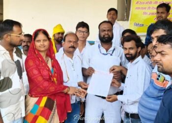 खागा में ट्रेनों के ठहराव की मांग को लेकर दिया ज्ञापन