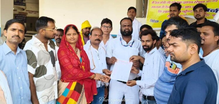 खागा में ट्रेनों के ठहराव की मांग को लेकर दिया ज्ञापन