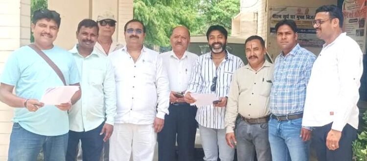 व्यापारियों ने जनसमस्याओं के समाधान हेतु डीएम को सौंपा ज्ञापन