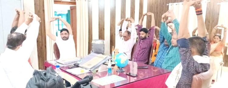 सरकारी कार्यालयों में कर्मचारियों ने किया योगाभ्यास