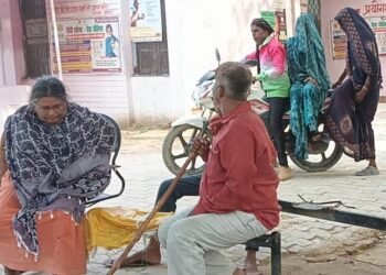 प्रसवोत्तर केंद्र की बदहाली, ज़मीन पर बैठने को मजबूर तीमारदार