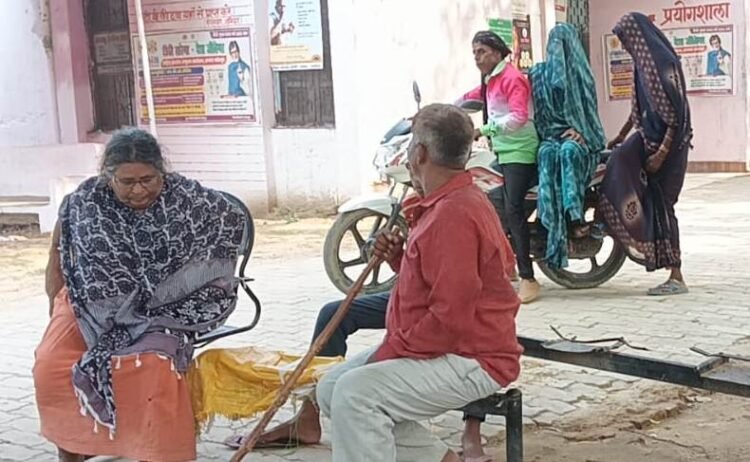 प्रसवोत्तर केंद्र की बदहाली, ज़मीन पर बैठने को मजबूर तीमारदार