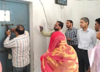 जिलाधिकारी ने वेयर हाउस का किया निरीक्षण