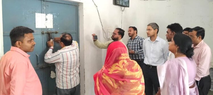 जिलाधिकारी ने वेयर हाउस का किया निरीक्षण