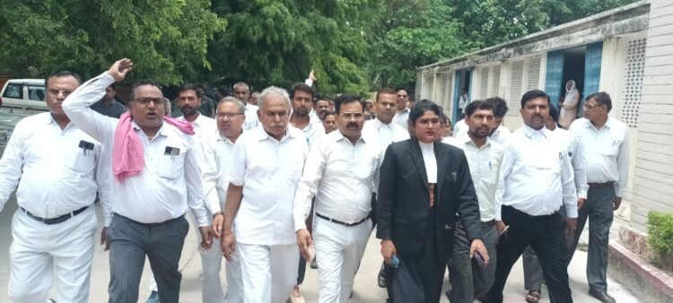 इटावा में समाज के अपमान पर यादव महासभा ने किया प्रदर्शन