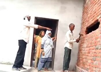 अकेली महिला के घर पर दबंगों का हमला