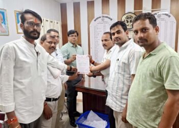 वर्षों से एक ही क्षेत्र में तैनात लेखपालों के स्थानांतरण की मांग