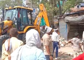 गाजीपुर में अवैध अतिक्रमण पर चला प्रशासन का बुलडोजर