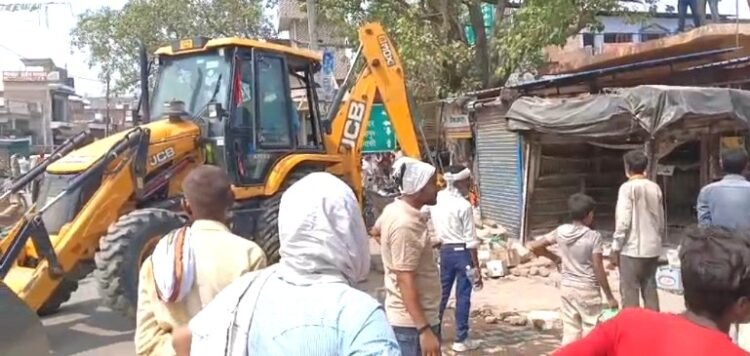 गाजीपुर में अवैध अतिक्रमण पर चला प्रशासन का बुलडोजर