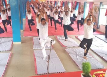 एनसीसी कैडेटों ने योग दिवस पर किया योग