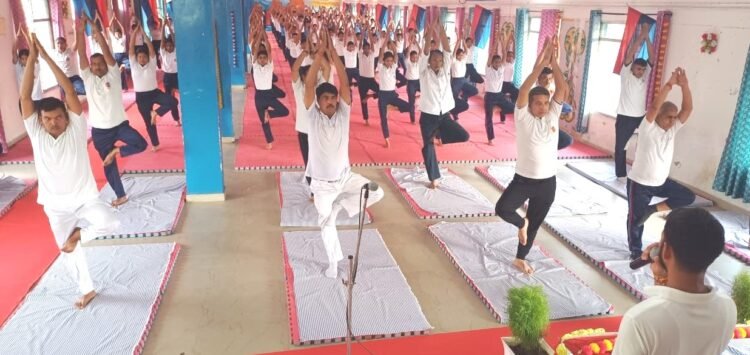 एनसीसी कैडेटों ने योग दिवस पर किया योग