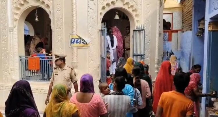 सरीला के शल्लेश्वर मन्दिर में सावन माह के प्रथम सोमवार को भक्तों की उमड़ी भीड़