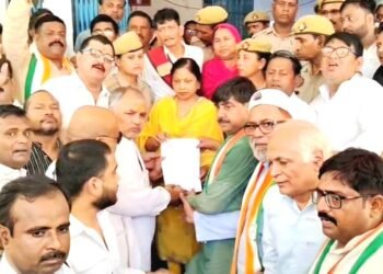 स्कूलों के विलय को लेकर कांग्रेसियों ने राज्यपाल के नाम दिया ज्ञापन