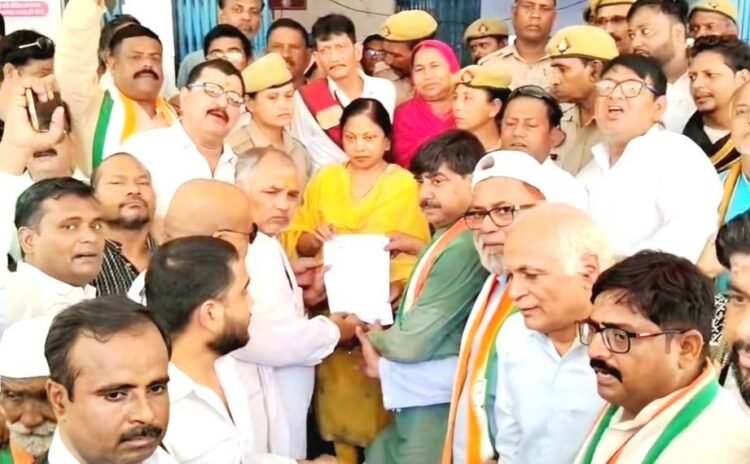 स्कूलों के विलय को लेकर कांग्रेसियों ने राज्यपाल के नाम दिया ज्ञापन