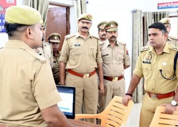 साइबर क्राइम का हाल जानने पहुंचे कप्तान