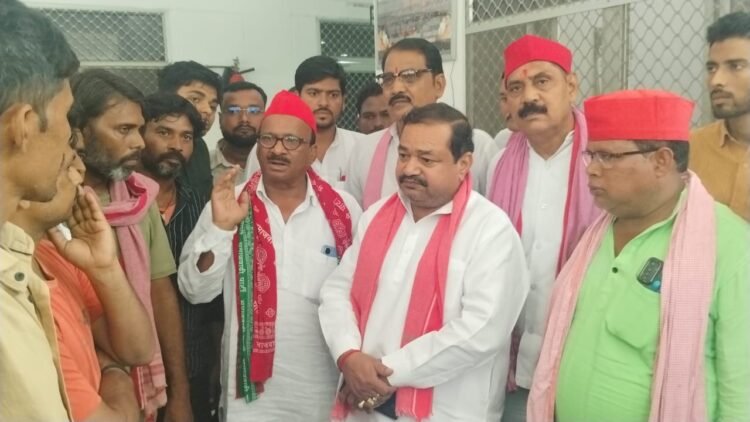 समाजवादी पार्टी कार्यकर्ताओं ने जनहित में दिया जिलाधिकारी को ज्ञापन