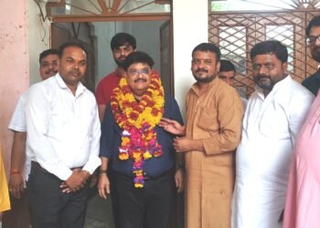 सेवानिवृत सीओ सिटी को प्रतीक चिन्ह देकर किया सम्मानित