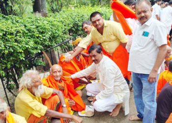 गुरू पूर्णिमा: स्वामी मूलानन्द जी की उतारी आरती