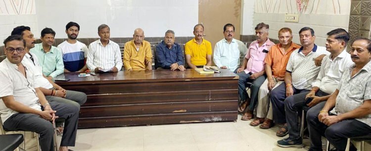 हनुमान मंदिर की जमीन में अवैध निर्माण कराए जाने का विरोध