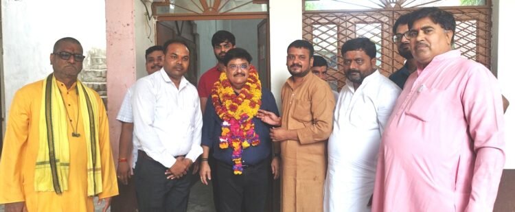 सेवानिवृत सीओ सिटी को प्रतीक चिन्ह देकर किया सम्मानित