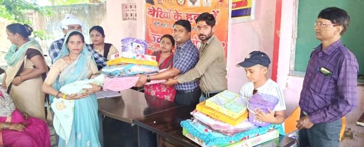 कन्या जन्मोत्सव में नवजात बेटियों को बांटी बेबी किट